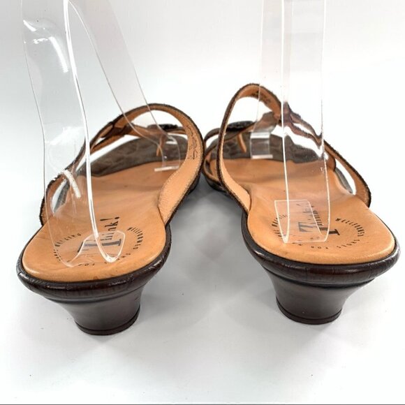 Think SoSo womens sandals size 11 chocolate brown floral toe ring - Picture 4 of 12